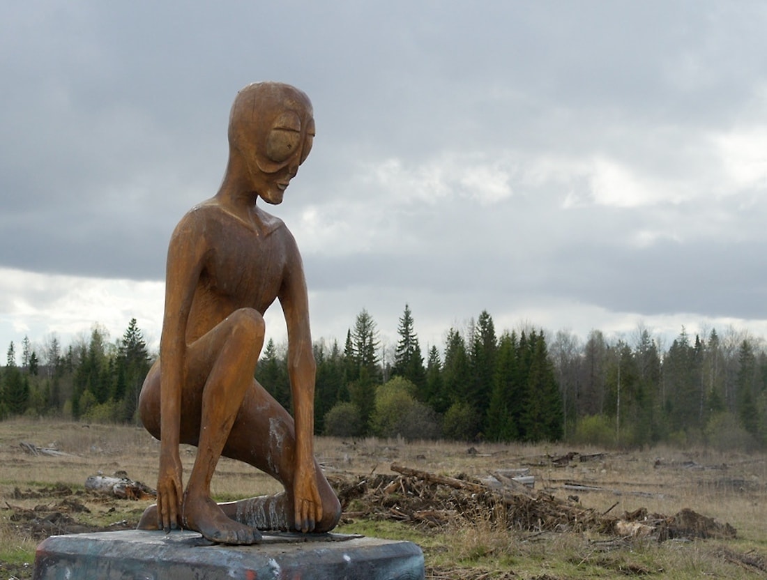 Село молебка пермский. Инопланетянин алёшенька Молебка памятник. Молебка памятник инопланетянину. Молебка – памятник Алешеньке. Пермский треугольник Молебка.