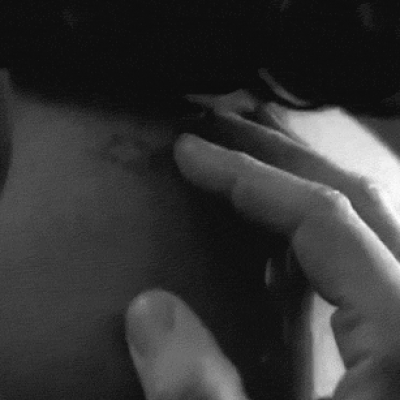 Сексуальная брюнетка ублажает себя нежными пальчиками